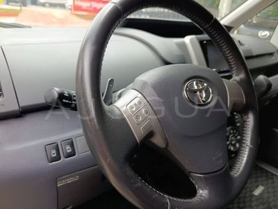 Toyota Voxy miniatura 10