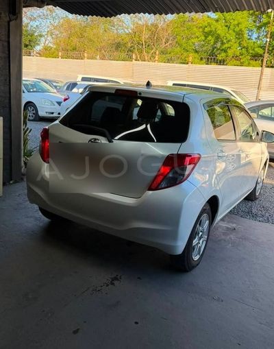 Toyota Vitz miniatura 3