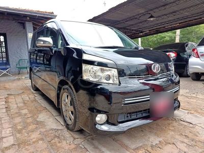 Toyota Voxy thumbnail 1