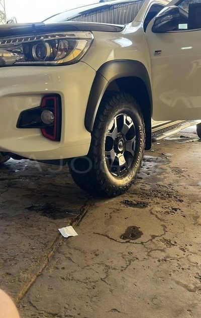 Toyota Hilux miniatura 5