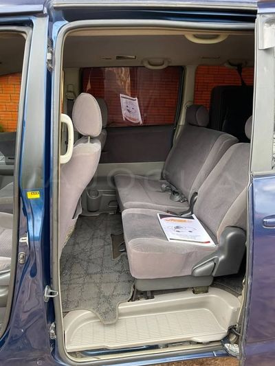 Toyota Voxy miniatura 2