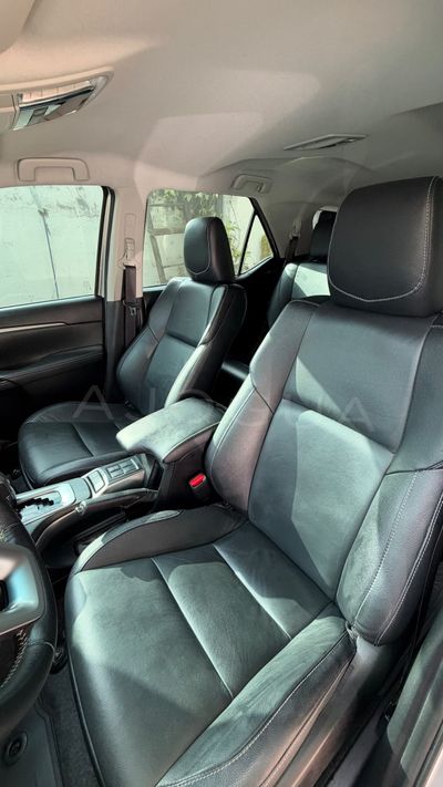 Toyota Fortuner miniatura 4