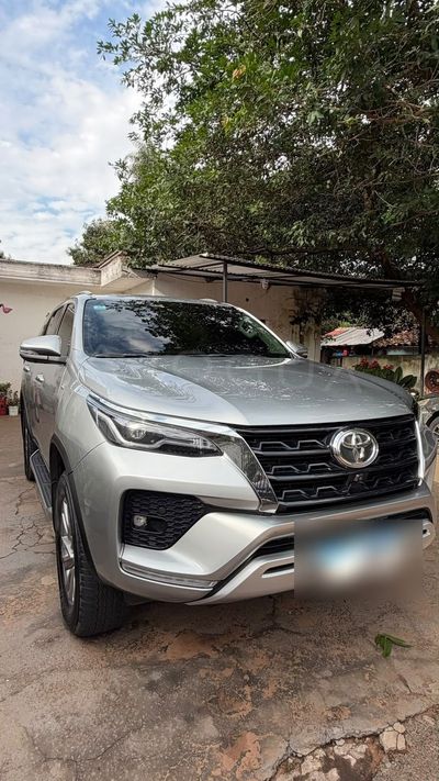 Toyota Fortuner miniatura 2