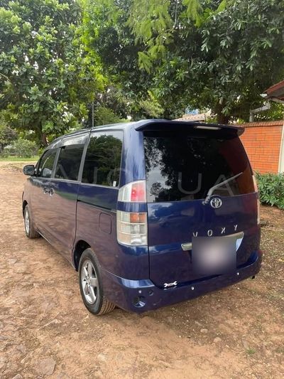 Toyota Voxy miniatura 7