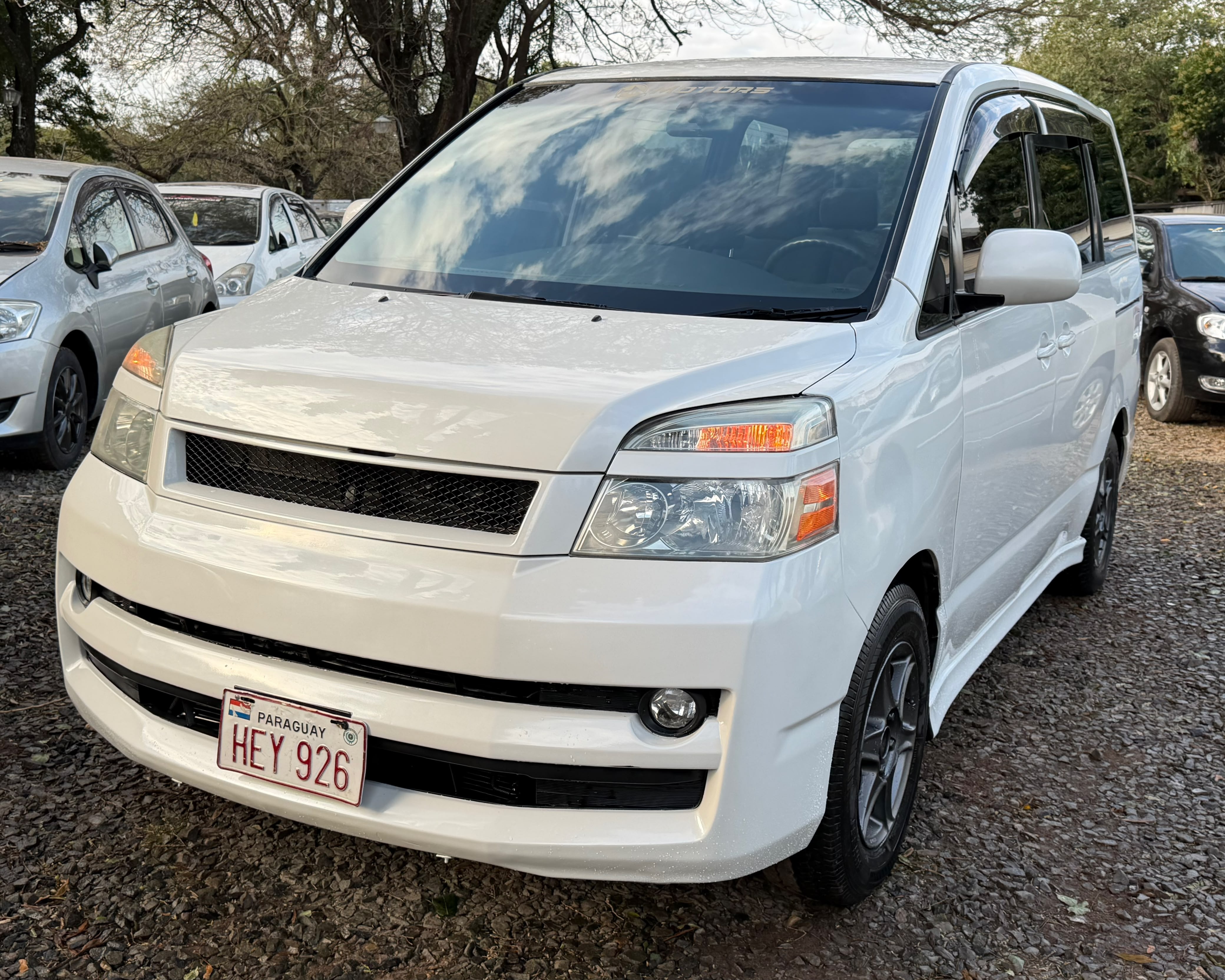 Toyota Noah image 1