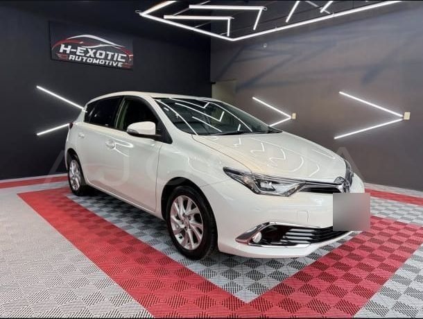 Toyota Auris image 1