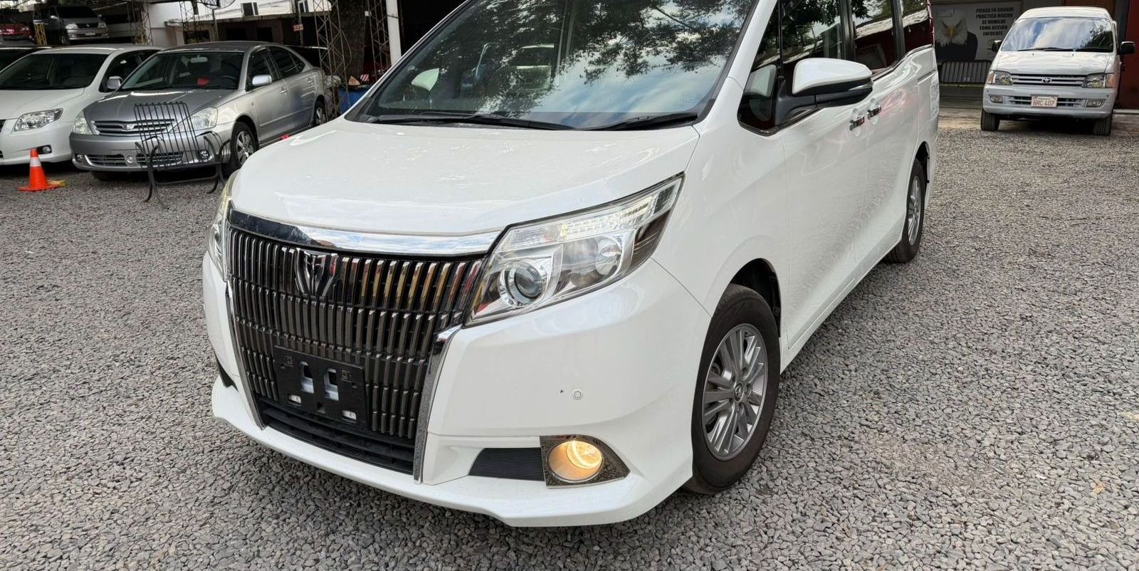Toyota Noah image 1