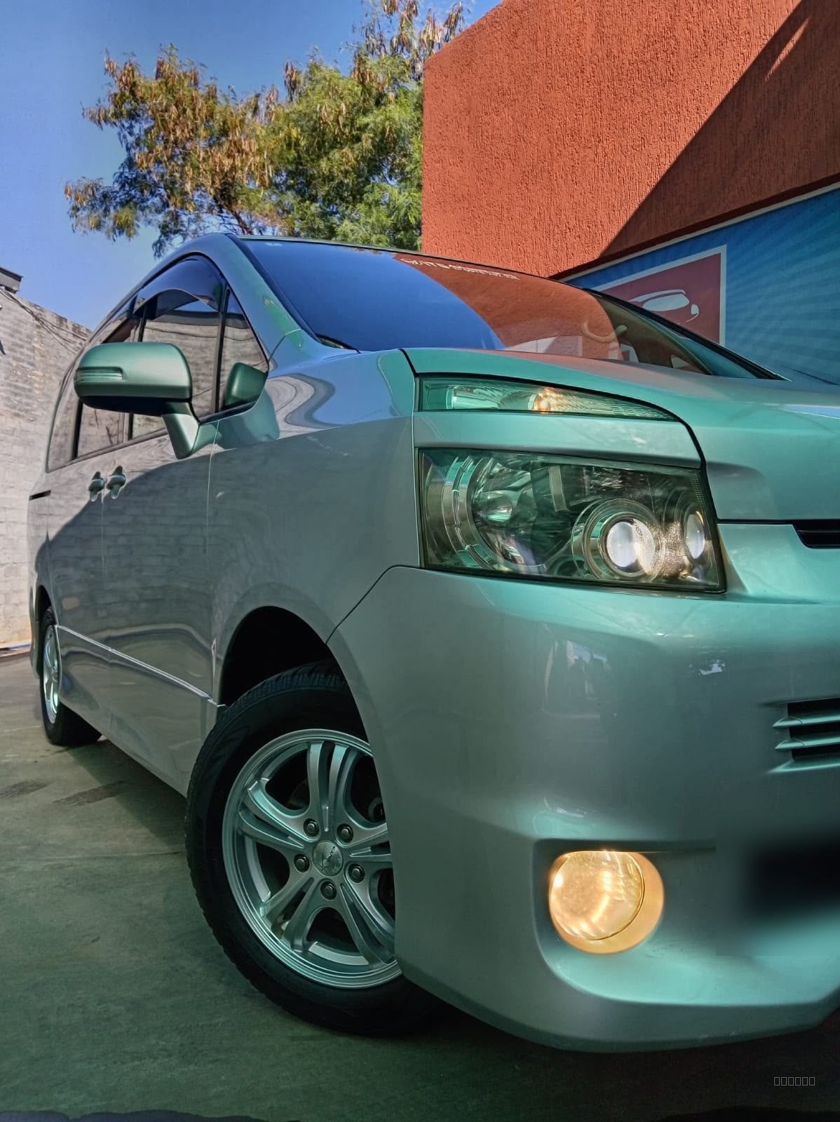 Toyota Voxy image 1