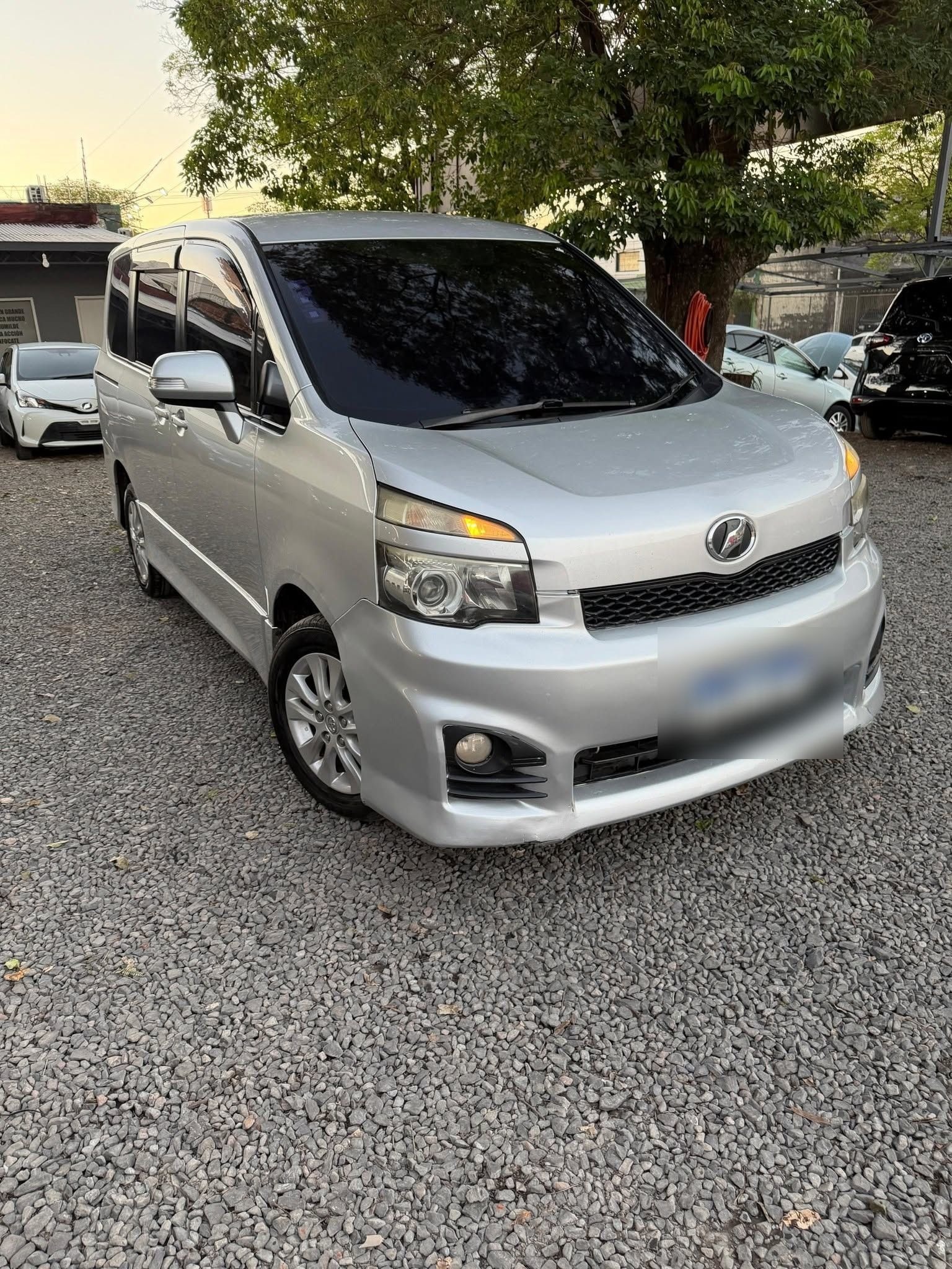 Toyota Voxy image 1