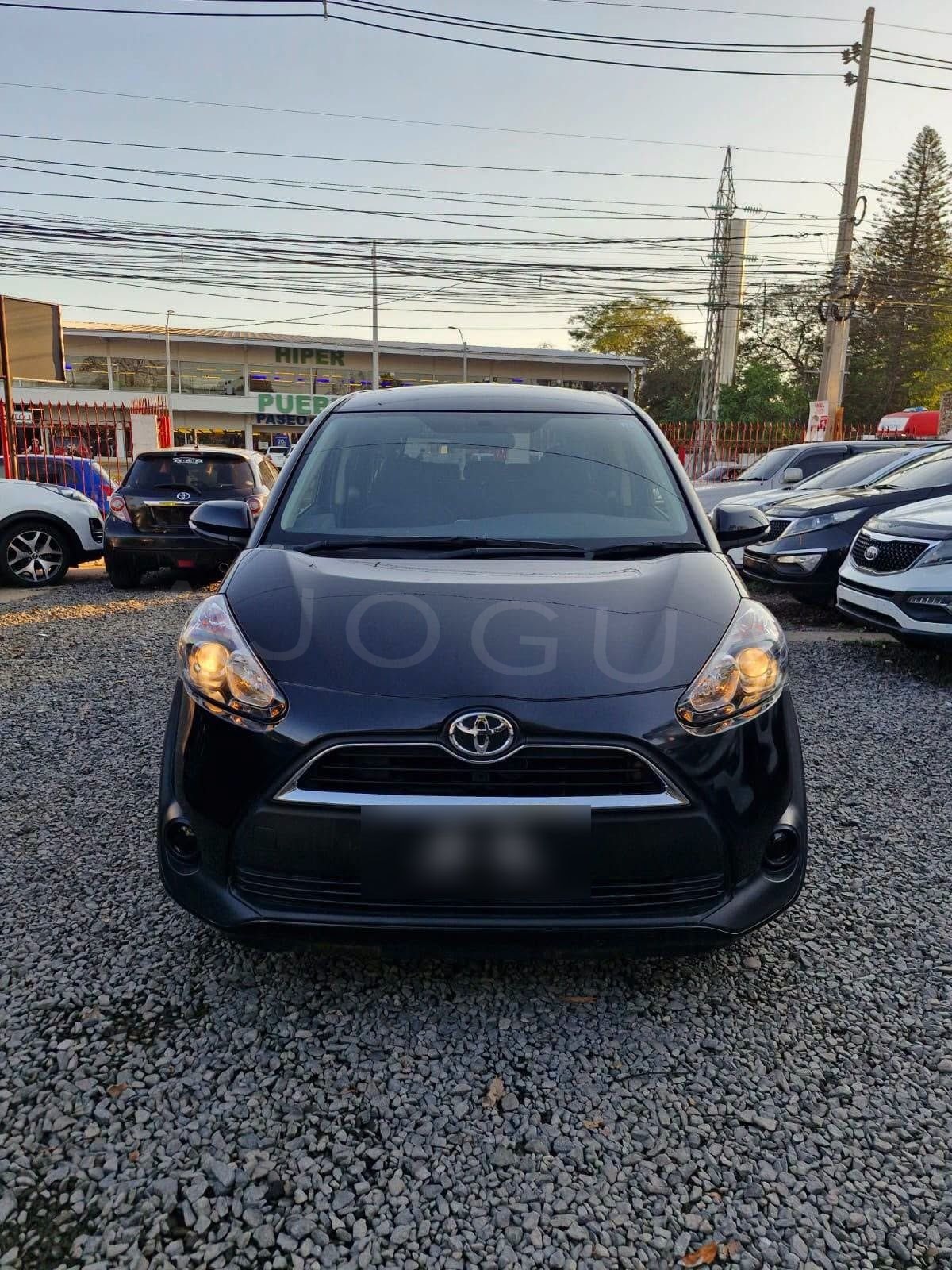 Toyota Sienta image 1