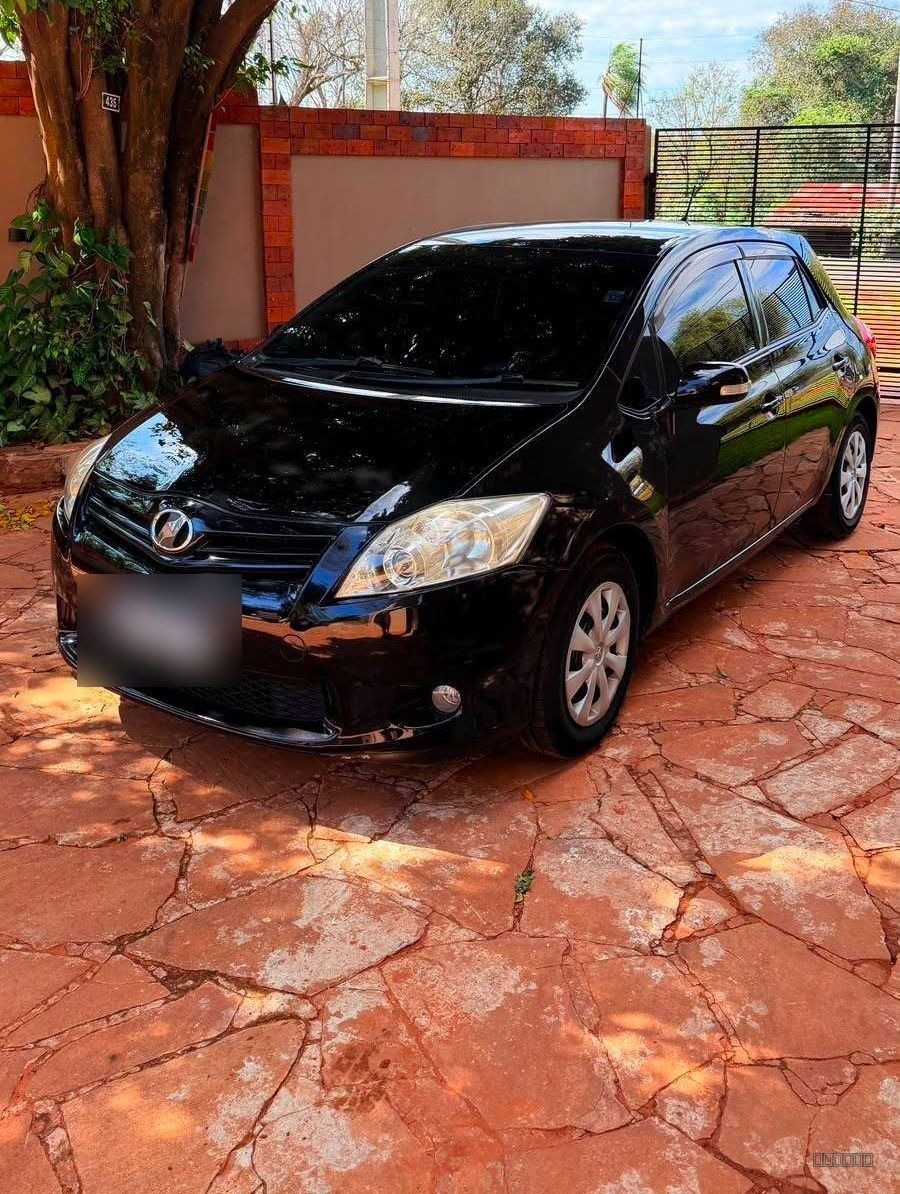 Toyota Auris image 1