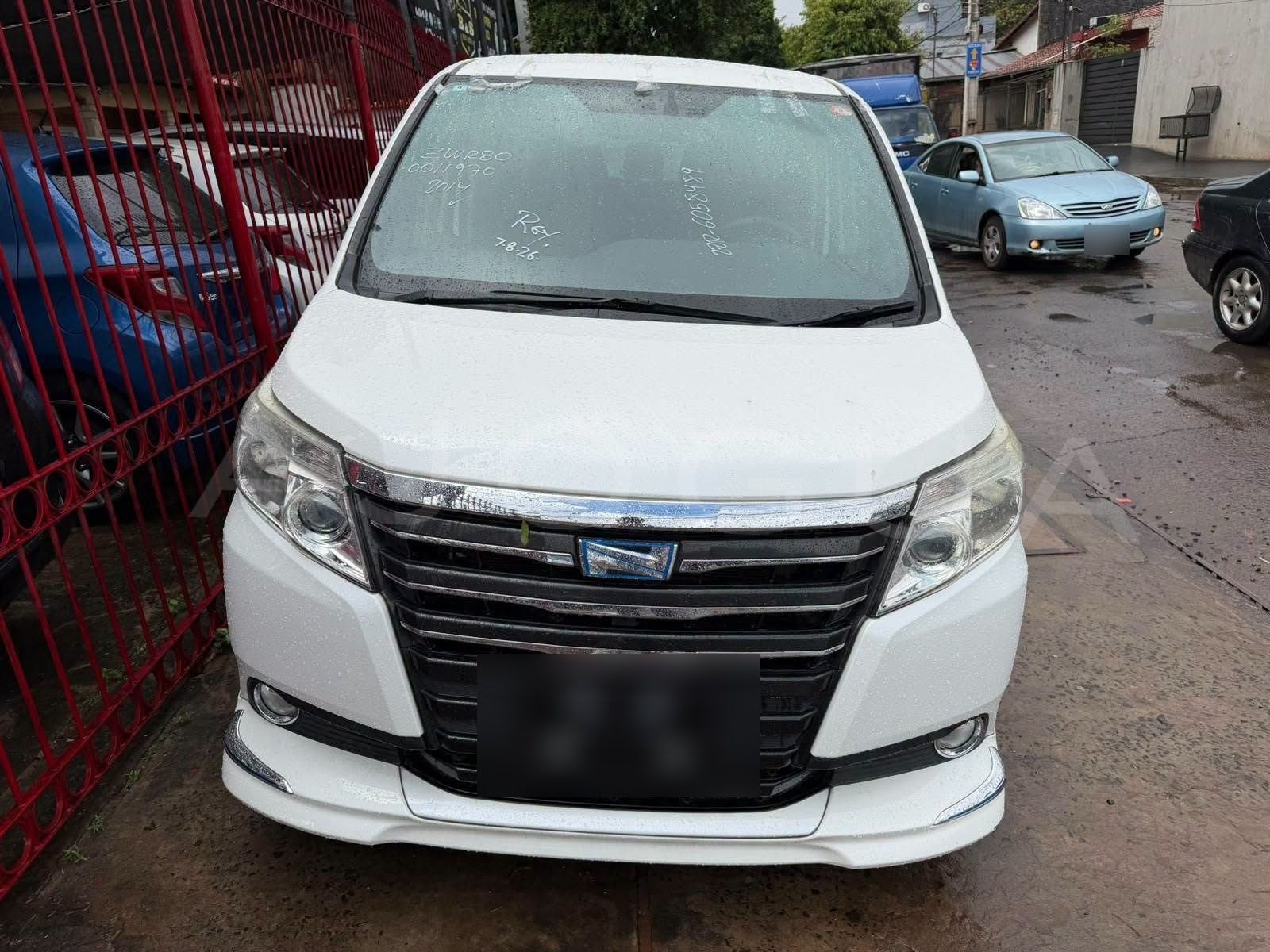 Toyota Noah image 1