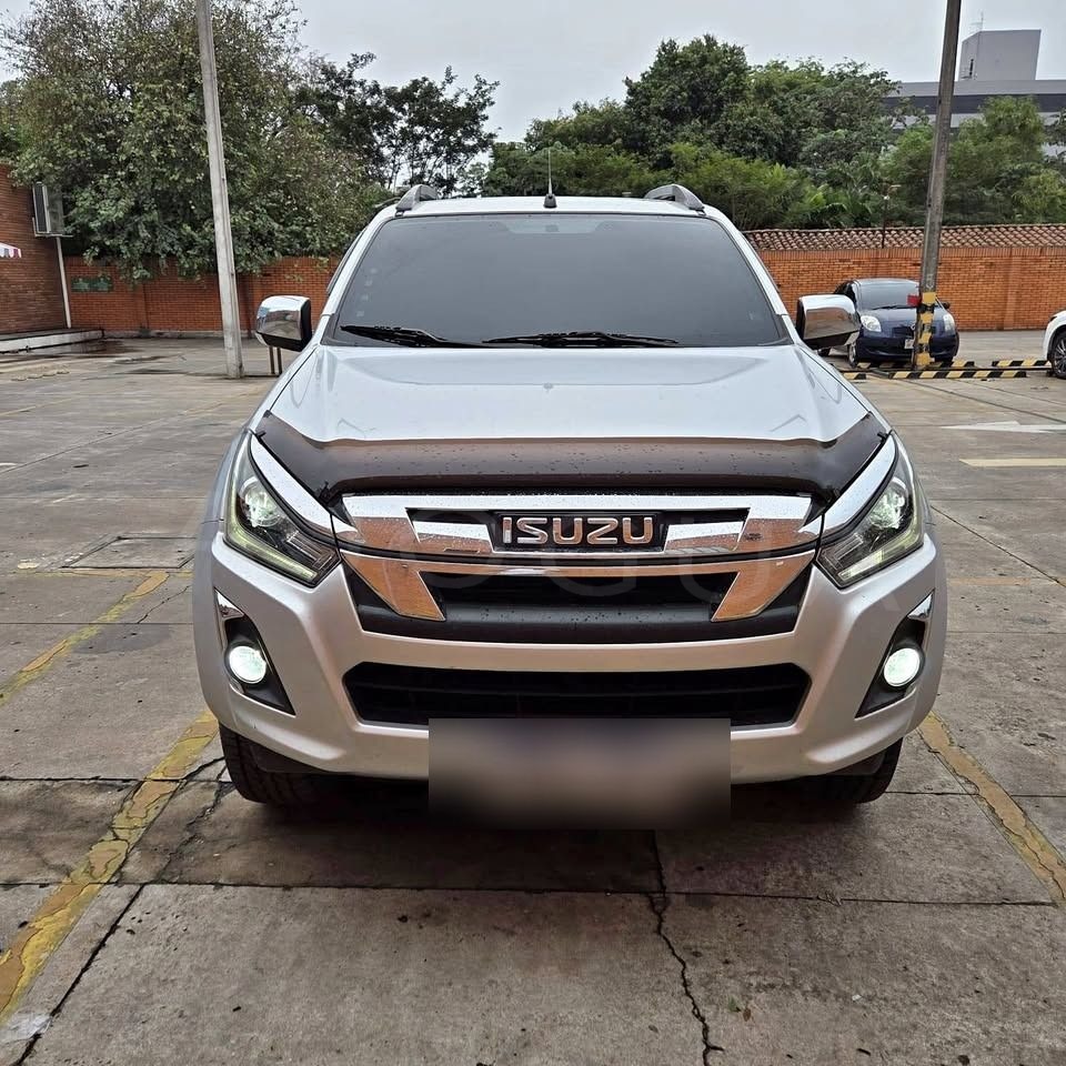 Isuzu D-MAX image 1